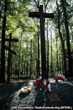 Прийняті управлінням КДБ заходи з відвернення уваги громадськості і перш за все неформалів від поховань в лісопарку є неефективними, оскільки неформали мають достовірної інформацією з цього питання, - пише Гібадулов і пропонує провести комплекс заходів щодо легалізації зазначеного місця поховань