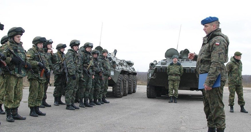 Незважаючи на те, в білоруському присутності на Донбасі Захід бачить певні переваги: ​​вони можуть допомогти легітимізувати ідею миротворчої місії в очах Російської Федерації, зробити її прийнятною 