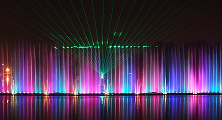 Феєричне шоу під дивовижну музику, яка захоплює подих, і все це супроводжується світловими і лазерними ефектами, а також відео-проекцією на величезному водному екрані