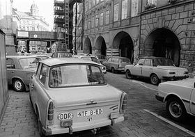 Фото: ЧТК   Прага, та й вся Чехія, добре пам'ятає атмосферу тих днів, символом яких стали кинуті на вулицях Праги автомобілі