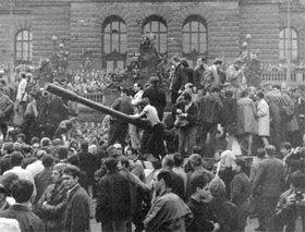 Август 1968 Празі   У серпні 1968 року майже ідентично повторилася ситуація, що склалася в травні 1945 року
