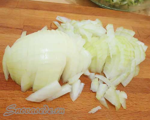 Цибулю почистити дрібно порізати