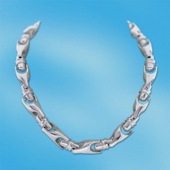 Прикраси з срібла шляхетні і разом з тим його власникові надають мужності, твердість характеру і підкреслюють стиль і витонченість натури