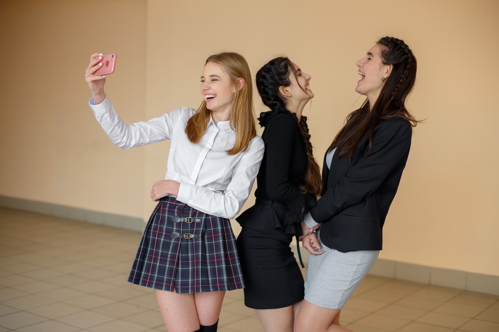 У навчальному закладі вона зустрічається з новим викладачем англійської мови Алексом, і це знайомство змінює життя молодих людей