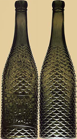 Зверху кокошник прикрашали орнаментом, штучними або живими квітами, парчею, позументом, бісером, намистом, річковим перлами, золотими нитками, фольгою, склом, у багатьох - дорогоцінними каменями