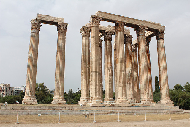 1 січня - в цей день греки відзначають не тільки пришестя Нового року, але також це і день шанованого в цій країні святого Василя, який також захищає біднякам