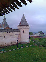 Ростовський кремль, розташований на березі озера Неро, обнесений білокам'яної стіною і вежами, охоплюючи 2 гектара землі