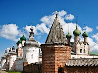 Надбрамними храмами є храм Воскресіння Христового   і храм Іоанна Богослова