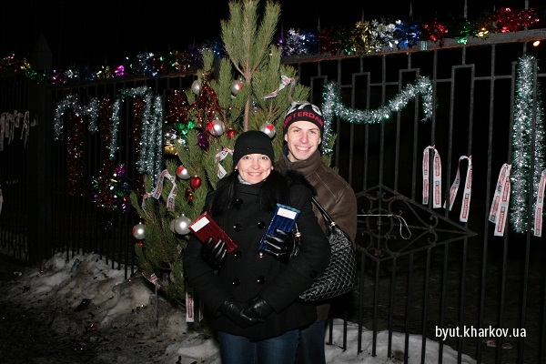 Атрибути - в залежності від урочистості (ялинки або букети квітів, млинці або паски, колядки або інструментальна музика), гасло один і той же: «Юлі - волю»
