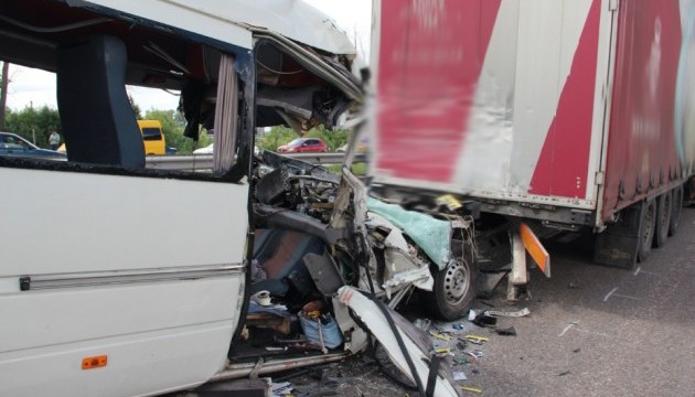 Серед десяти травмованих пасажирів маршрутки, яка зіткнулася з фурою на Житомирщині, двоє дітей - хлопчик і дівчинка, обидва в тяжкому стані в реанімації