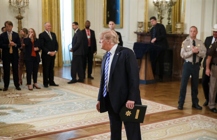 Газета The New York Times опублікувала текст за авторством високопоставленого співробітника адміністрації президента   Дональд Трамп слухає запитання преси про текст аноніма в The New York Times   Фото: epa / vostock-photo   Москва