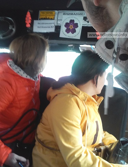 Пасажири маршрутки №72 у Одинцово вранці 13 квітня по-різному сприйняли емблему геноциду: хтось з цікавістю і вирішив відразу подивитися інформацію про акцію в інтернеті, а хтось з невдоволенням, але деякі вже були в курсі і пояснювали іншим