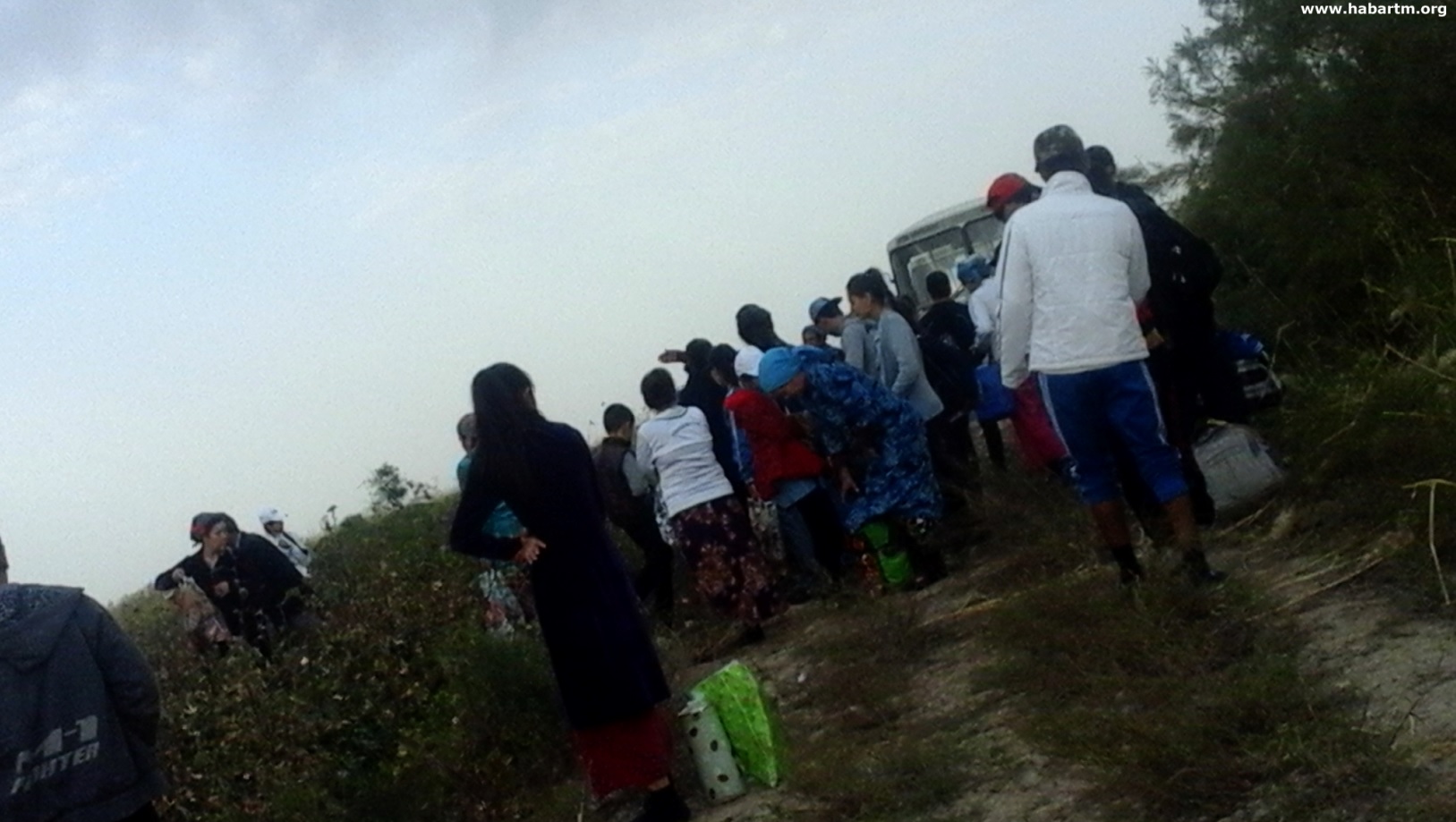 Держава не визнає, що використовує примусову працю, посилаючись на те, що працівників «наймають» фермери - орендарі землі (сама земля належить тільки державі), але   пообіцяло   підвищити виплати збирачам