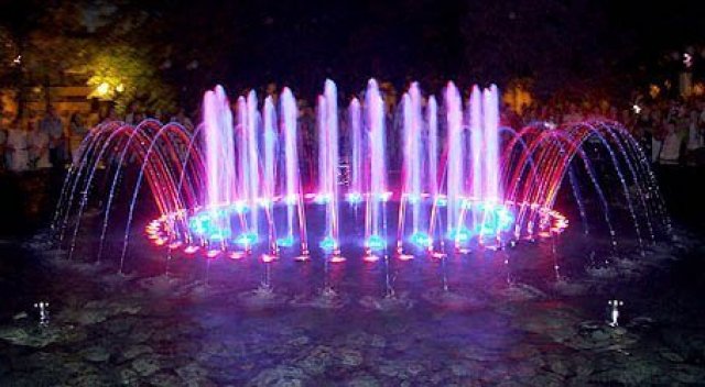 Упевнений, споглядання на вітанцьовування підсвічується яскравими квітами води під музику різних епох і народів точно викличе добру посмішку на вашому обличчі і особі ваших супутників