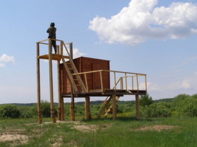 Прогулянки по лісі і облаштованій екостежкою, риболовля, збирання грибів, ягід, а якщо пощастить, то і спостереження за дикими тваринами (вепра, наприклад) - все це відверне вас від міських турбот, асфальто-бетонної буденності і наблизить до (майже) незайманої природи Полісся