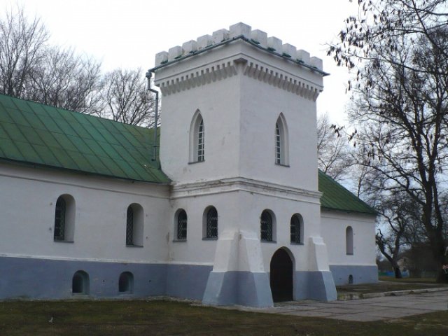 Але крім нього, окинути поглядом можна і садибу чернігівського полковника Лизогуба, Кам'яниця Лизогубів і церква Благовіщення, побудовані в кінці 17 століття