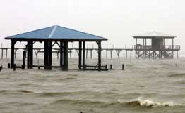 Вулиці затопленого водою Нового Орлеана - у владі злочинців і мародерів, проти яких виявилися безсилими поліцейські, бійці Національної гвардії і співробітники Берегової охорони США