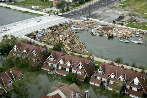 Винесені на автомобільну парковку човни