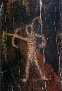 Є фігури мисливців, а також шаблі з довгим лезом, клинки, луки і сагайдаки