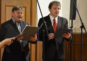 Віт Ракушан (праворуч), Фото: архів Художньої школи м Ліберец   «Ми також хочемо якимось чином об'єднати результати діяльності наших літніх слухачів, дітей та молоді з метою взаємодії між різними поколіннями