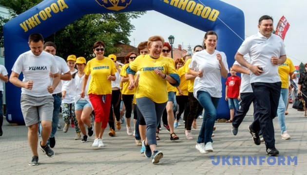 У центрі Ужгорода у вівторок, 12 червня, відбувся забіг медпрацівників для пропаганди здорового способу життя
