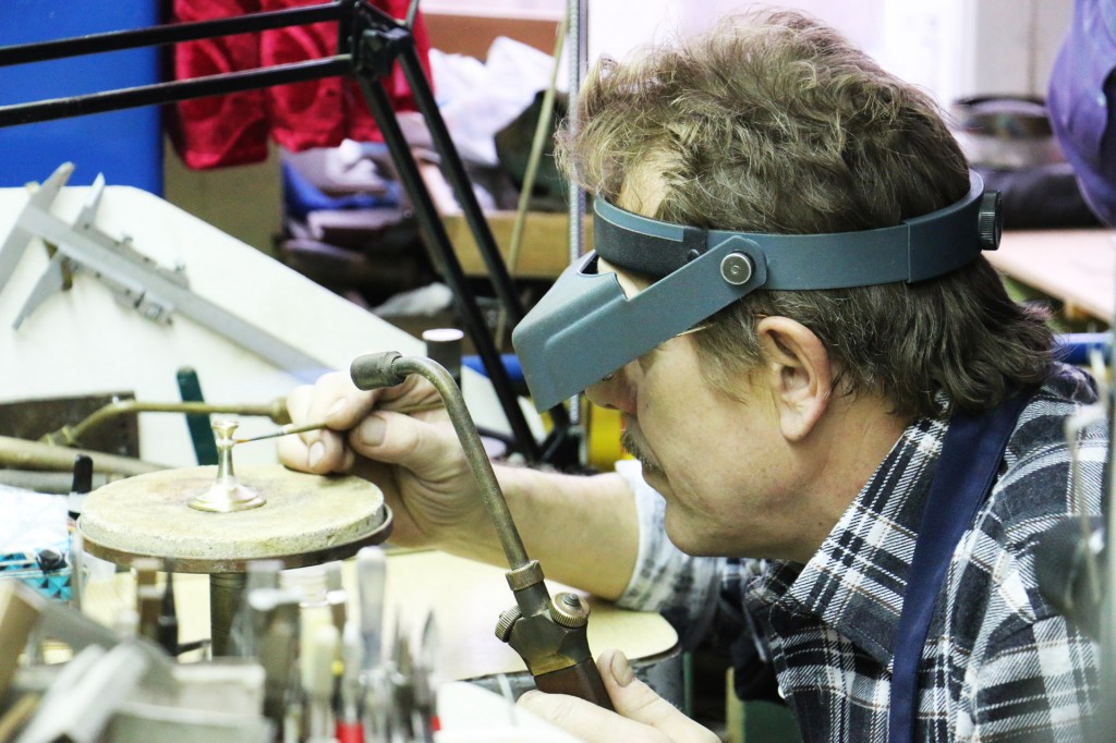 Посуд, підвіски і сережки досі прикрашають чорнені малюнками на   заводі Північна чернь