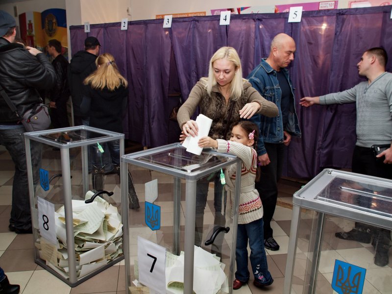 За попередніми підрахунками голосів, представники пропрезидентської партії БПП «Солідарність» святкують перемогу в Вилківської, Дальницької, Знам'янської, Маякський, Старокозацький і шабські ОТГ