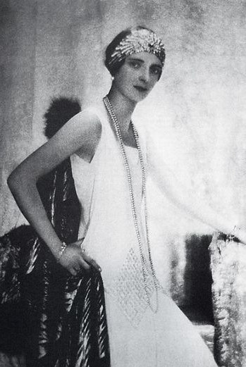 Швидка денюжка зароблялася тоді важким полурабскіх працею - і зніженої аристократії ремесло манекенниці здалося більш відповідним справою, ніж заводський верстат або миття тарілок