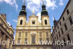 Життя його була сповнена трагедій - брат Фердинанд Макс, король Мексики, був убитий, син і єдиний спадкоємець кронпринц Рудольф наклав на себе руки в мисливському будиночку в Майерлінг, кохана дружина імператриця Елізабет, яку австрійці називають пестливих ім'ям Сіссі, впала в Женеві від рук італійського анархіста Луїджі Луккені