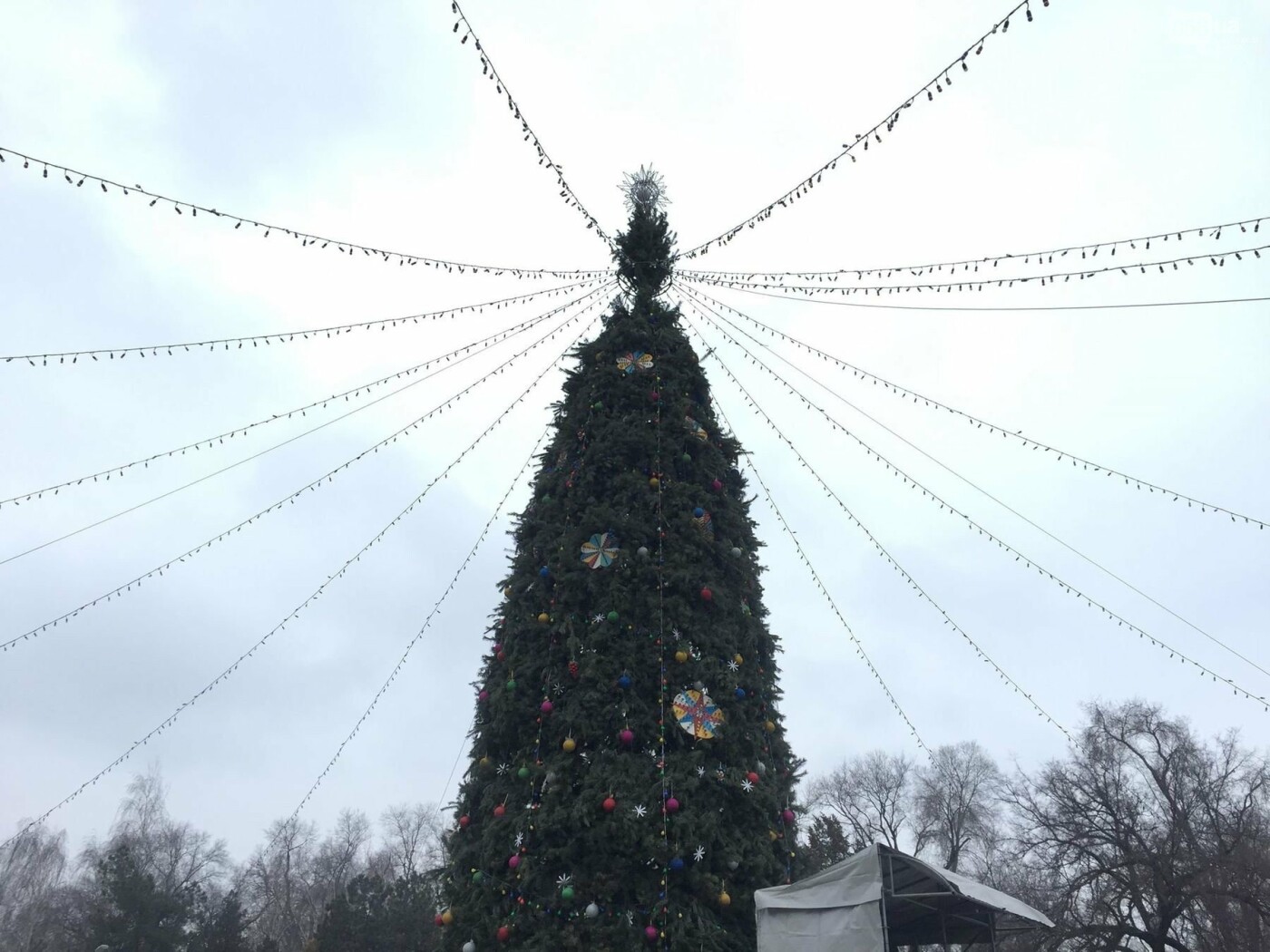 Крім цього, там буде встановлено намет з гірлянд з LED-лампами