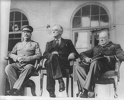 У цьому його підтримав Рузвельт, зацікавлений в якнайшвидшому розгромі Німеччини, тому що  йому потрібна була допомога у війні з Японією