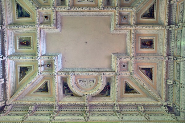 Ззовні палац в Вищеольчедаїв не розглянути - заріс деревами, ніби подільський Ангкор Ват, зате всередині