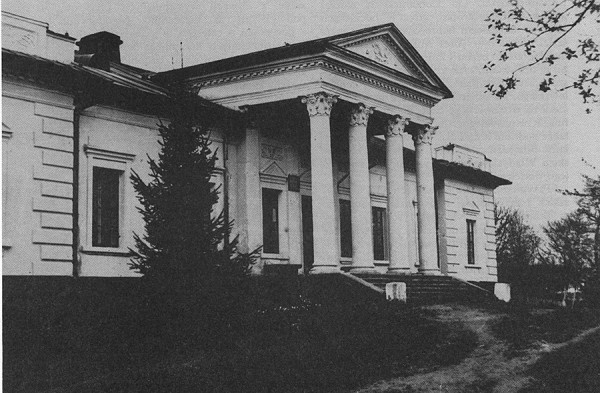 У сусідніх з Серебрія Юрківці все вже було і немає: і палац Сулятицький давно розвалили, і фонтан посеред панського маєтку зруйнований, і навіть в пишних воротах комплексу зараз ролети на вікнах - там перукарня