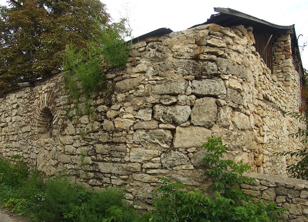 Правда, поруч неоготический Миколаївський костел (1811), Успенська церква (1757) і екс-кармелітського монастиря (тепер там Покровська церква) - вони вже не фрагментами, цілі