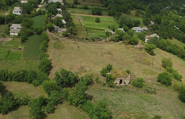 Схожим міфотворчістю в дев'яності на власних подвір'ях займалися циганські барони і круті рекетири