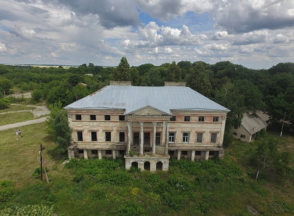 А на високому березі Немії виклали гігантську цифру 500 - на честь ювілею села, а колись - міста