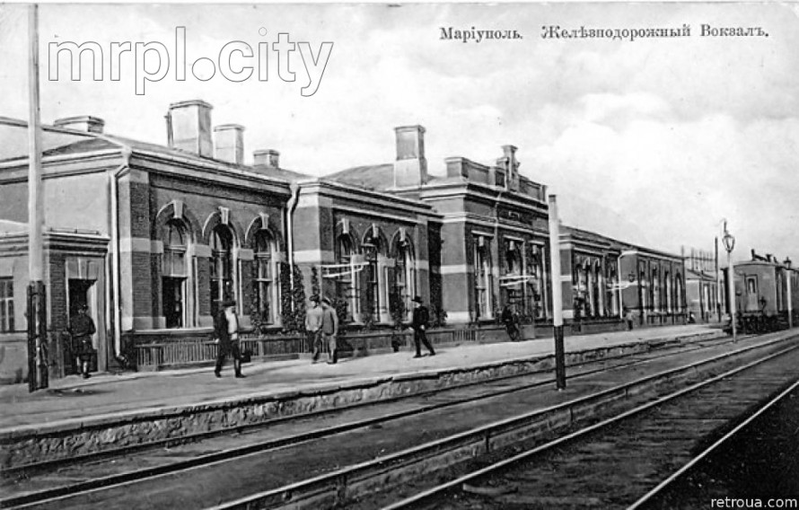 Як бачите, не так вже й часто порушувався спокій і тиша на пероні вокзалу, якщо, звичайно, не брати до уваги проходять повз товарних поїздів з вугіллям і пшеницею, що слідували в порт