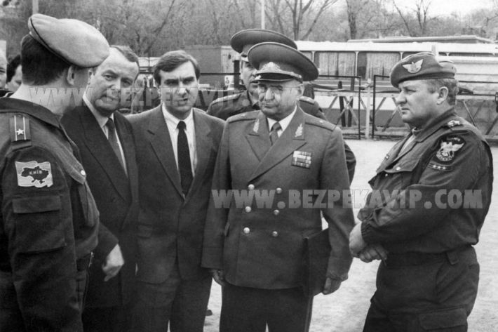 Командир київського полку «Беркут» і його заступник в експериментальній формі