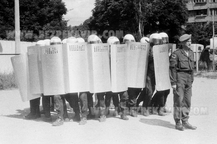 Командир 4-ї оперативної роти київського полку «Беркут» майор міліції Андрєєв проводить заняття з особовим складом за планом «Хвиля»