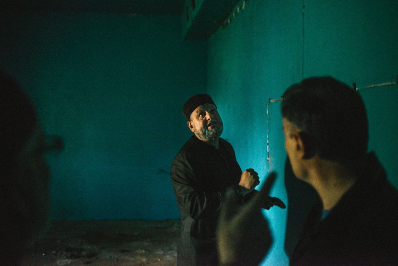 Наче хоче мене загіпнотизувати