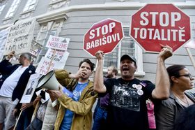 Демонстрація протесту в день голосування про довіру уряду, Фото: ЧТК / Шиманек Віт   Довіра парламенту кабінет Андрія Бабіша отримав через 264 дня після виборів, що стало самим довгим очікуванням вотуму в історії Чеської Республіки