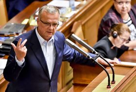 депутат від ТОР-09 Мирослав Калоусек, фото: ЧТК / Шиманек Віт   Багатогодинне засідання Нижньої палати супроводжувалося різкими виступами учасників дебатів, які не обійшлися без особистих випадів на адресу один одного