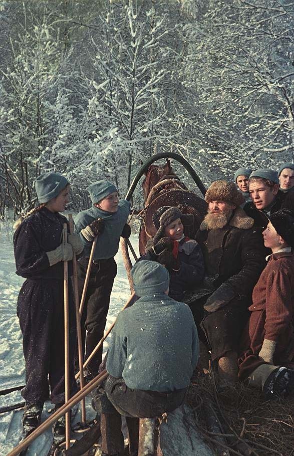 Фото в необрізаних вигляді:   Увечері на Ялтинській набережній, Ісаак Тункель, 1954 рік:   «Приїзд вчительки», Дмитро Бальтерманц, 1950 рік:   «Я теж буду шахтарем