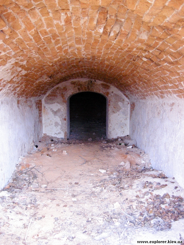 Мармурові плити біля входу в склеп Місцеві жителі запевняли, що тунель тягнеться до Василькова, на практиці ж він виявився довжиною метрів 5 з невеликою кімнатою в кінці