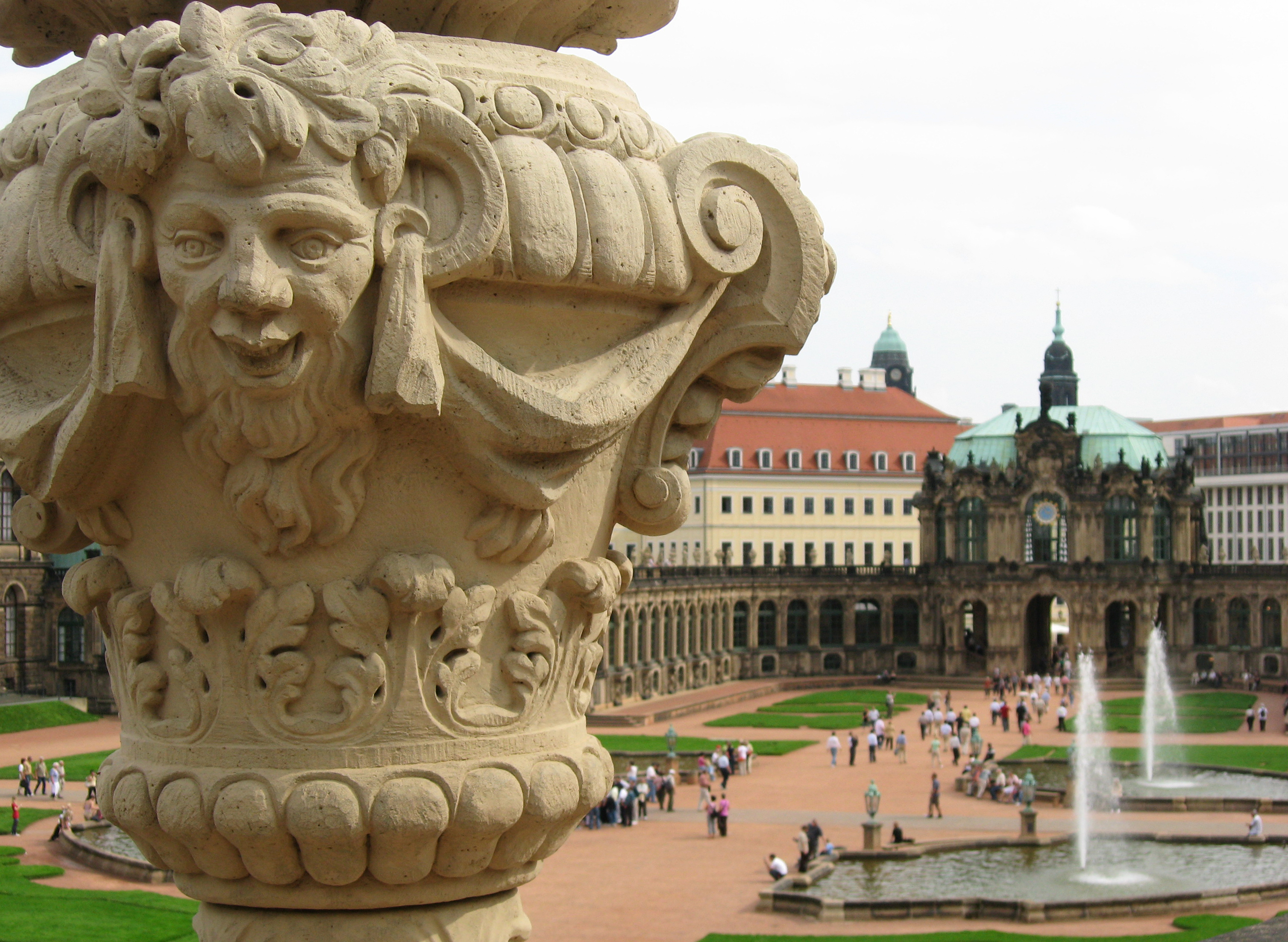 Над однією скульптурою в людський зріст Пермозер трудився біля півроку, проте, їм виконано безліч творів, у тому числі статуя Геркулеса, зігнувся під вагою Земної кулі, що вінчає Павільйон на валу