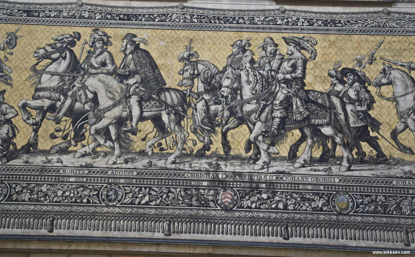 За цими законами створювалися багато творів в стилі бароко, але в Цвінгері перед нами постає небачене багатство мотивів і форм, їх варіації і переплетення, породжені невичерпної фантазією