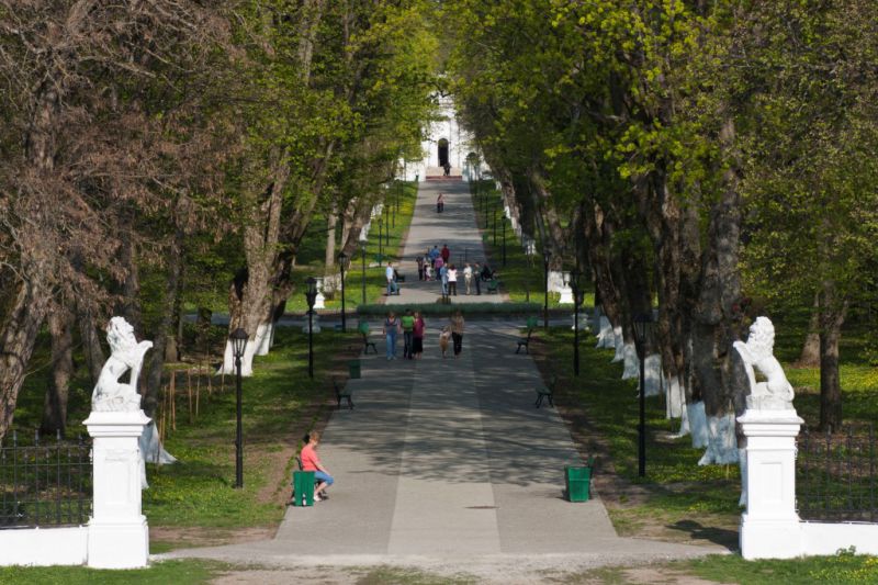 Незабаром український зодчий Максим Мосцепанов на замовлення графа звів тут розкішний палац у романтичному стилі і заклав чудовий парк