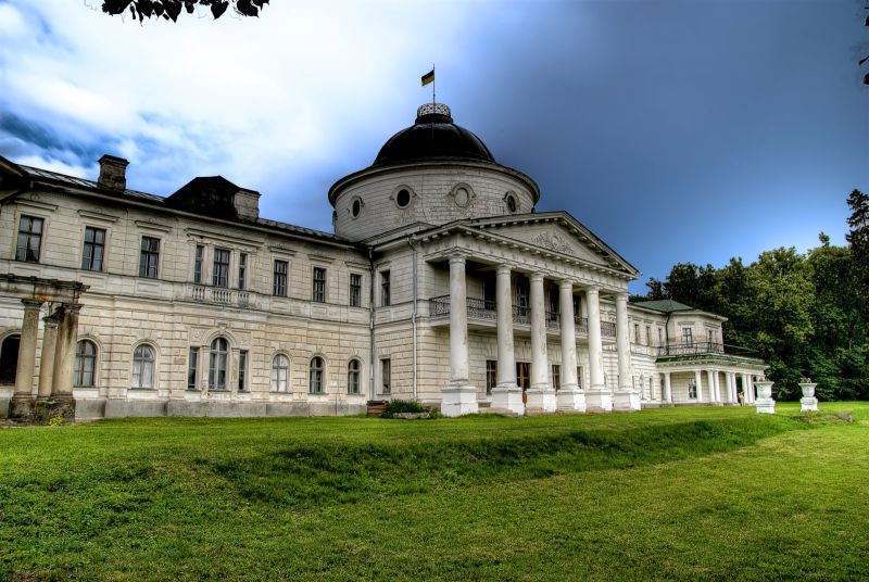 Саме меценат Василь Тарновський перетворив цей мальовничий куточок на справжню архітектурно-художню перлину