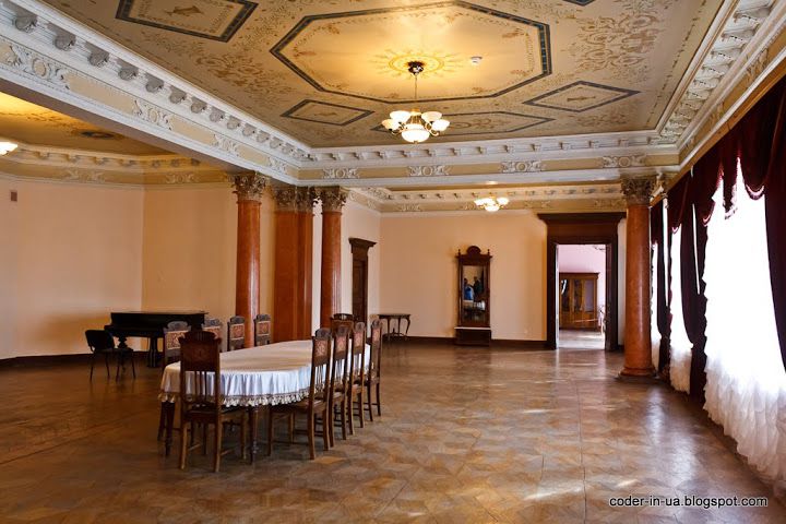 У всіх кімнатах на стінах висіли картини і ікони