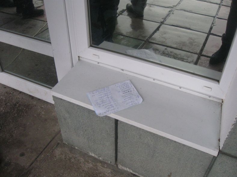 Записуються, а потім стоять в очікуванні своєї черги зовсім покірливо - то, що в сусідній Херсонській області у багатьох викликало б бурю обурення і протестів, в Криму сприймається абсолютно природно